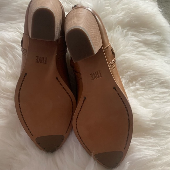 Frye Reed Feather Cognac Genuine Leather Cut Out Wood Heeled Zip Up Ankle Bootie - Picture 2 of 3